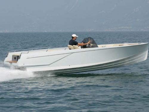 Yacht 686 Lido available for charter in Gargnano