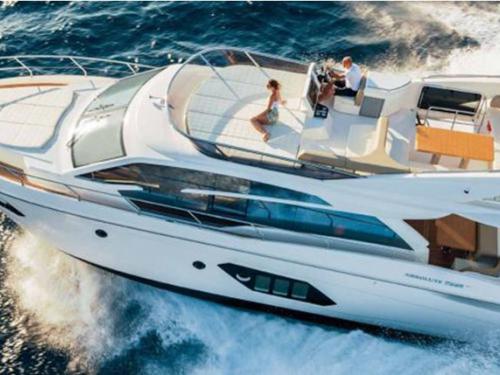 Motorboot Absolute 52 Fly Yachtcharter in Yachthafen von Palma