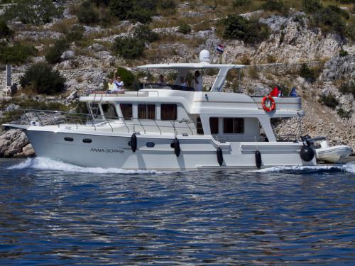 Motor yacht Adagio Europa 51.5 for rent in Marina Kremik