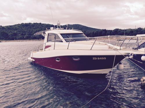 Motoryacht Adex Motivo 29 chartern in Marina Kornati