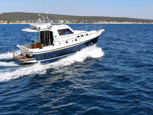 Motoryacht Adria 1002 Vektor Yachtcharter in Marina Dalmacija