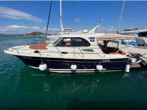 Motorboat Adriana 36 for charter in Marina Zadar