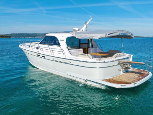 Motor yacht Adriana 44 for rent in Marina Kornati