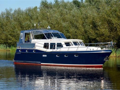 Motorboat Advantage 42 for rent in Marina Woudsend