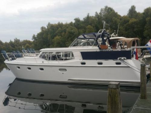 Motorboat Advantage 42 available for charter in Heukelum