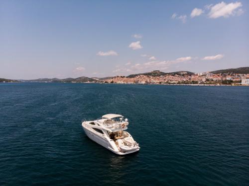 Yacht Aicon 56 Fly for rent in Marina Kastela Yacht Aicon 56 Fly for rent in Marina Kastela