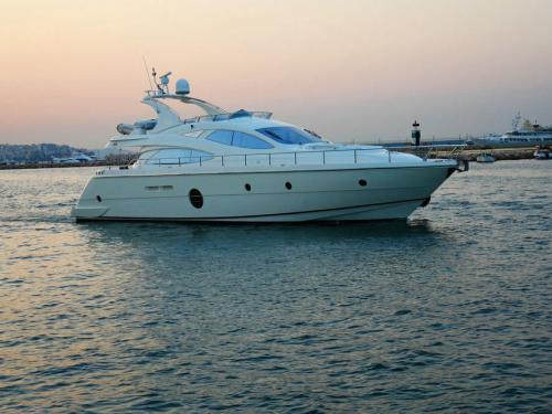Motoryacht Aicon 64 Fly Yachtcharter in Flisvos Marina