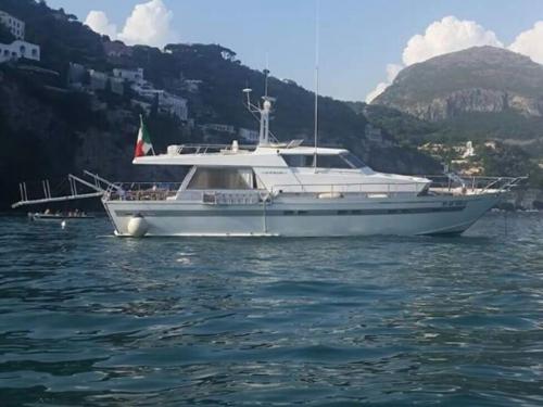 Motorboot Akhir 16.60 Yachtcharter in Marina Salerno