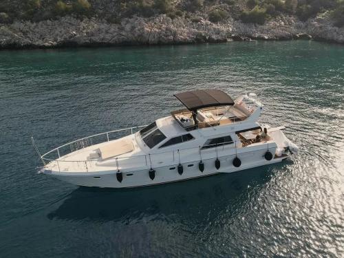 Motoryacht Altura 52 Yachtcharter in Kallithea