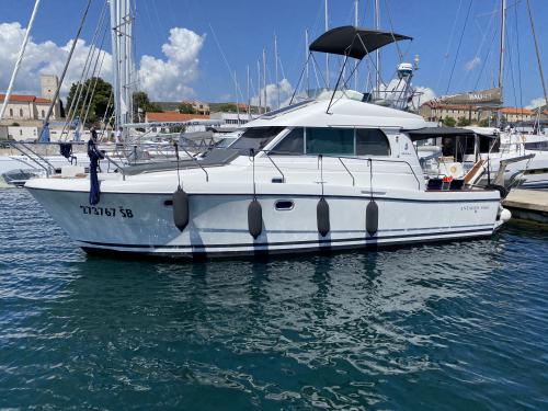 Motoryacht Antares 10.80 Yachtcharter in Sibenik