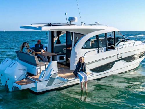 Motor yacht Antares 11 for rent in Marina Kornati