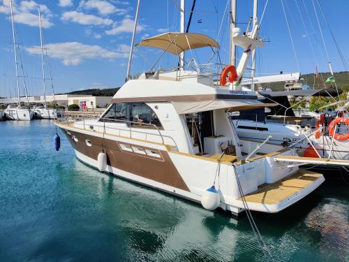 Motorboot Antares 13.80 Yachtcharter in Marina Dalmacija