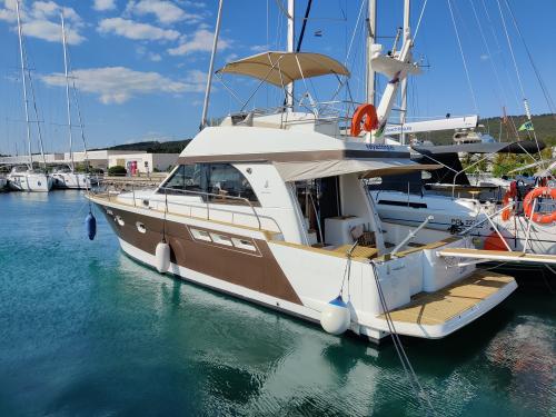 Motorboot Antares 13.80 Yachtcharter in Marina Dalmacija