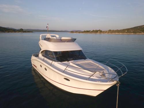 Motor yacht Antares 36 for rent in Marina Dalmacija