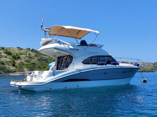 Motorboat Antares 42 for charter in Marina Punat
