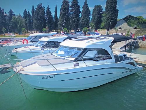 Motorboot Antares 8 Yachtcharter in Marina Polesana