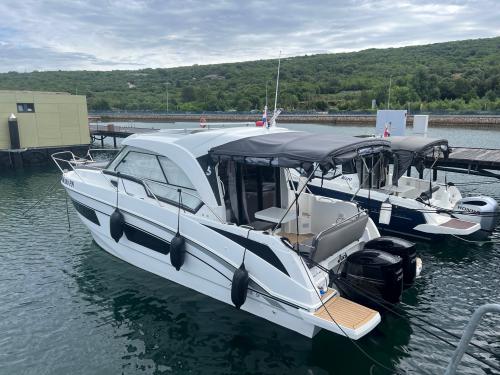 Motoryacht Antares 9 OB chartern in Marina Punat Motoryacht Antares 9 OB chartern in Marina Punat