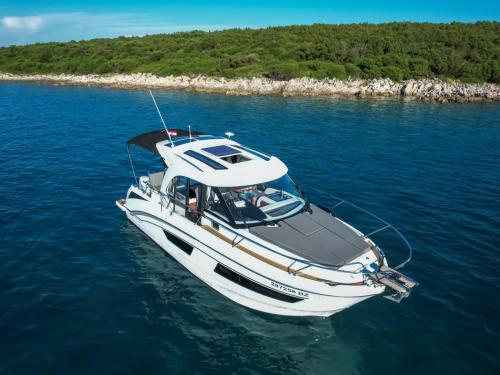 Motorboot Antares 9 OB chartern in Zadar