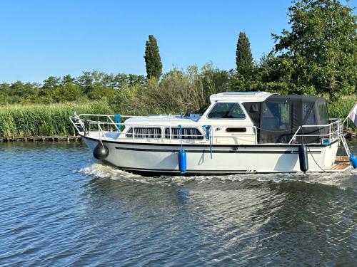 Motor yacht Aquanaut 850 available for charter in Heukelum