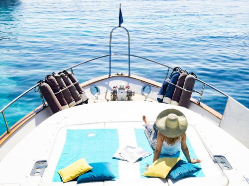 Yacht Astondoa 68 for rent in Yachtclub de Mar