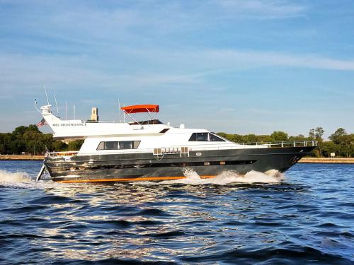 Motorboot Astondoa 81 Yachtcharter in Grandview Palaca Marina