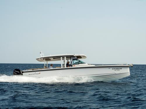 Motorboot Axopar 37 Yachtcharter in Hafen von Kalimnos