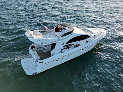 Yacht Azimut 39 for rent in Izola