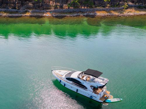 Motoryacht Azimut 42 chartern in Krk