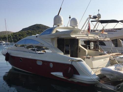 Motor yacht Azimut 43 for charter in Sibenik