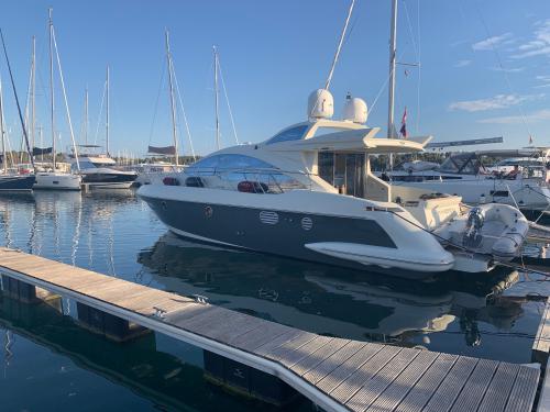 Motorboot Azimut 43 Yachtcharter in Primosten