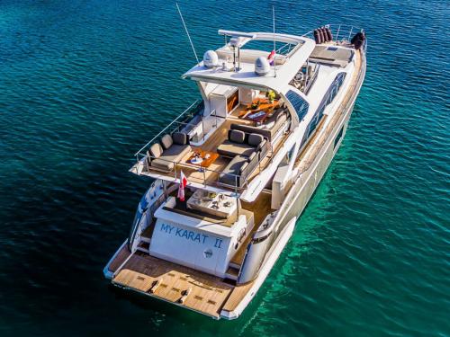 Motor yacht Azimut 46 for rent in Kastel Gomilica