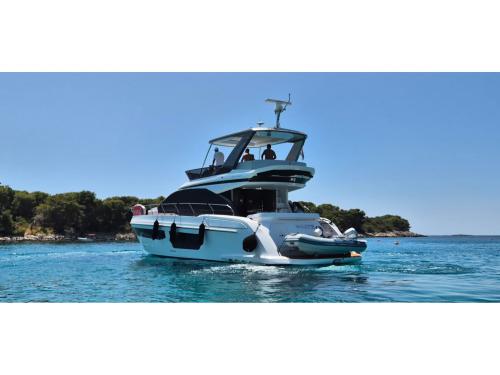 Motorboot Azimut 53 chartern in Podstrana