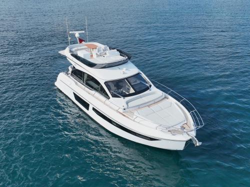 Motor yacht Azimut 53 for charter in Sibenik