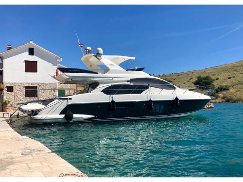 Motor yacht Azimut 55 for rent in Krk
