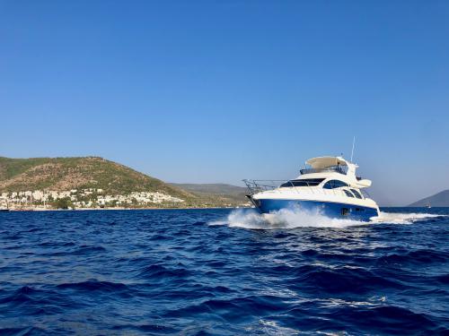 Motor yacht Azimut 55 for hire in Port Palmarina