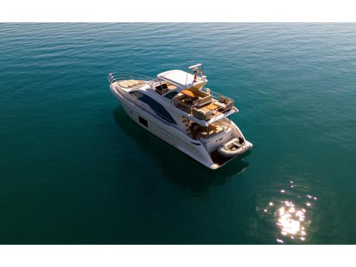 Motorboat Azimut 55 for hire in Kastel Gomilica Motorboat Azimut 55 for hire in Kastel Gomilica