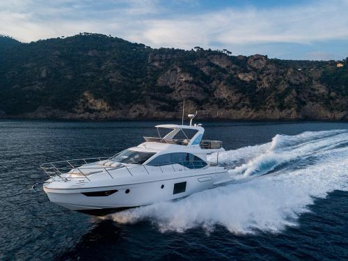 Motor yacht Azimut 55 available for charter in Trogir