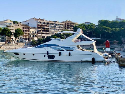 Motor yacht Azimut 62 for rent in Golfe Juan