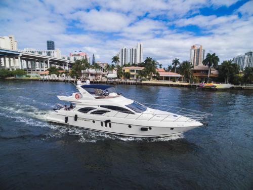 Motorboot Azimut 62 Fly chartern in Palm Cay Marina