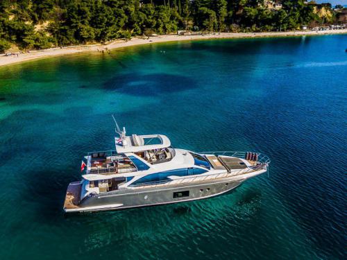 Motor yacht Azimut 66 for rent in Kastel Gomilica Motor yacht Azimut 66 for rent in Kastel Gomilica
