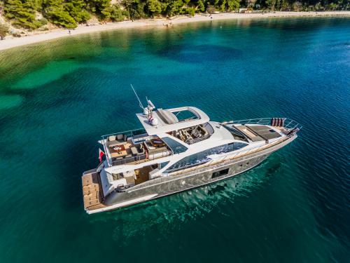 Motoryacht Azimut 66 Yachtcharter in Kastel Gomilica