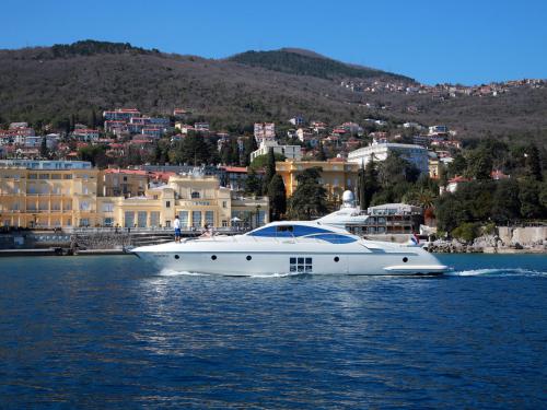 Motor yacht Azimut 68 for rent in Kastel Gomilica