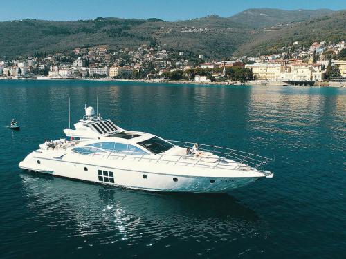 Motor yacht Azimut 68 for hire in ACI Marina Split