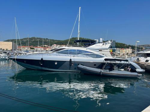 Motoryacht Azimut 68 chartern in Split