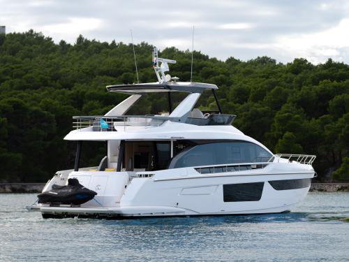 Motor yacht Azimut 68 for hire in Sibenik