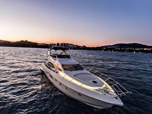 Motorboat Azimut 71 for rent in Flisvos Marina