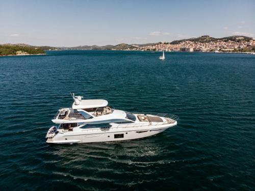 Motor yacht Azimut 72 available for charter in Marina Drage