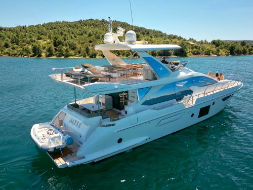 Yacht Azimut 72 for charter in Skradin