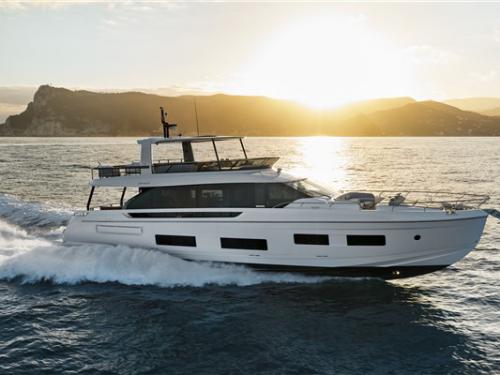 Motorboat Azimut 82 for hire in Sibenik