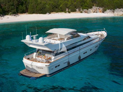 Yacht Azimut 85 for hire in Sami